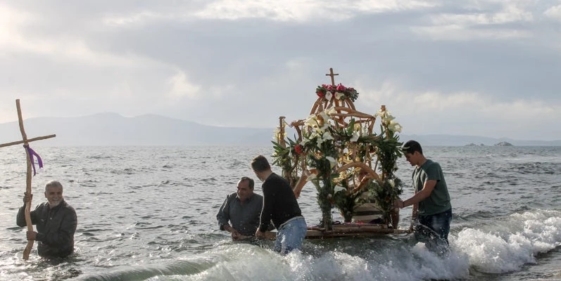 Δέος και συγκίνηση στην περιφορά του Επιταφίου μέσα στη θάλασσα στο Καστράκι Νάξου (εικόνες, βίντεο)